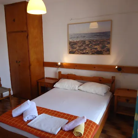 לינה וארוחת בוקר Pensionmargaritakotroniskiathos